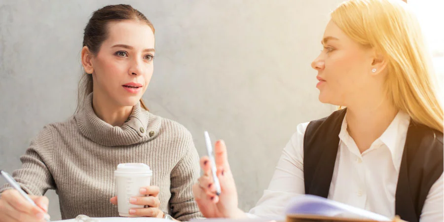 Edictos EL ESPECTADOR: Como Publicar y Valor en Publiedictos.com 2 Dos mujeres preguntándose donde publicar un edicto en el espectador