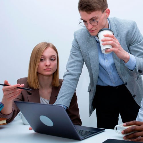 imagen de mujer y hombre en un computador